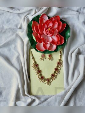 GOLDEN ALIKE NECKLACE WITH RUBY COLOURED STONE AND EARRINGS
