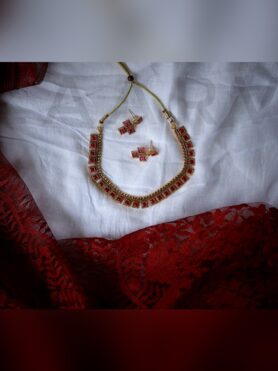 GOLD PLATED BRASS NECKLACE AND EARRING SET WITH RUBY COLOURED STONES